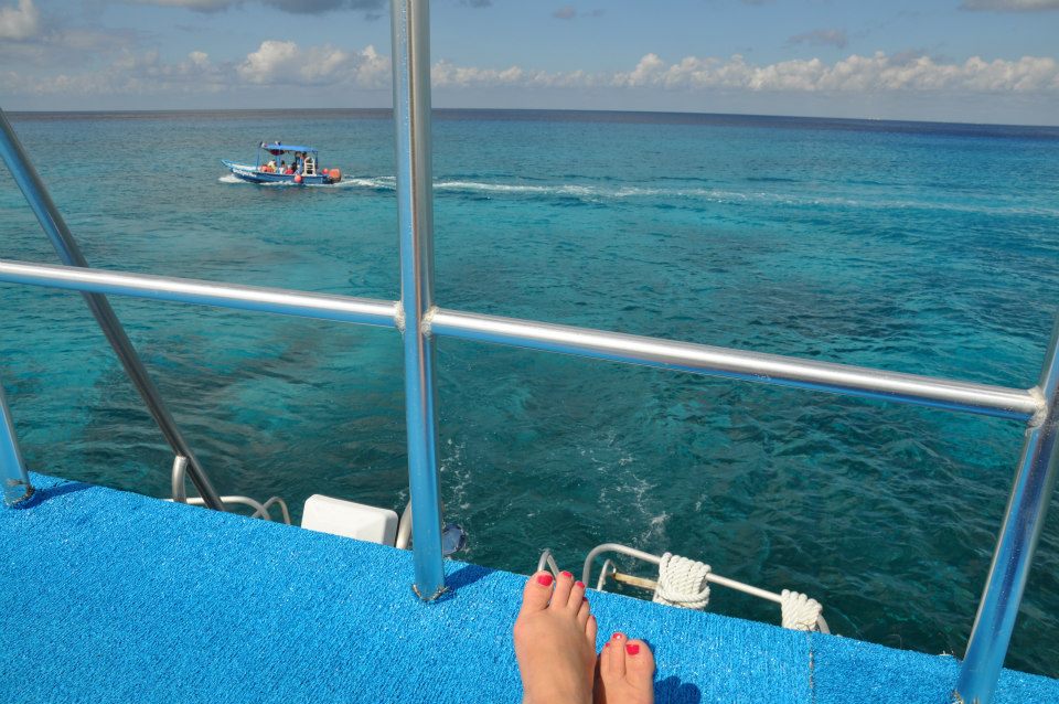 My toes, big boats and the crystal blue water of Mexico